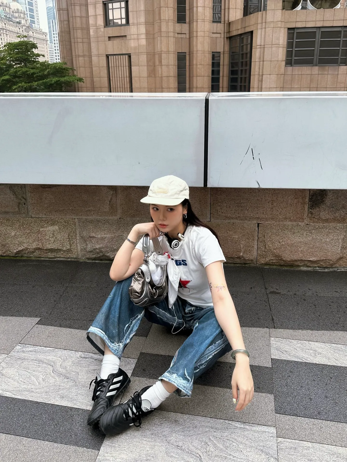 「 」